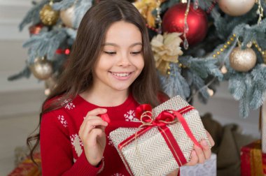 Yeni Yılınız Kutlu Olsun. Yeni 2019 yıl geliyor. Xmas önce sabah. Çocukluk. mutlu küçük kız kış tatil kutlamak. teslimat Noel hediyeleri. Noel zamanı. Aile. Küçük Noel sihirli