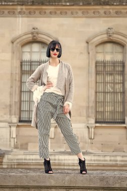 Yüksek topuklu ayakkabılı, şık elbiseli bir model.