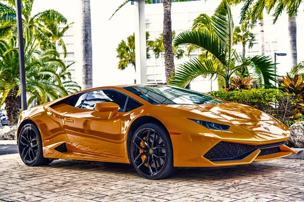 Апельсиновый роскошный спорткар Lamborghini Aventador — стоковое фото
