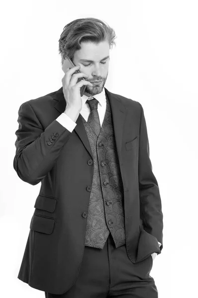 Бизнесмен с серьезным лицом говорить по мобильному телефону — стоковое фото