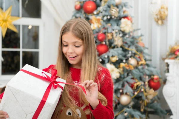 The morning before Xmas. Little girl. Happy new year. Winter. xmas online shopping. Family holiday. Christmas tree and presents. Child enjoy the holiday. Great gift — Stock Photo, Image