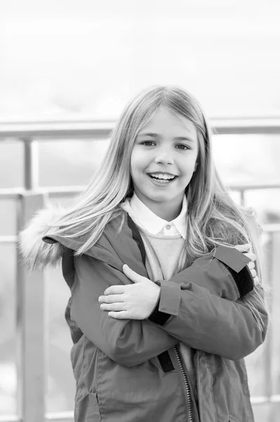 Dítě s úsměvem založenýma na rozmazané prostředí — Stock fotografie