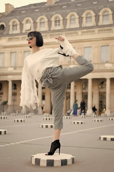 Mujer estiramiento pierna en cuadrado en París, Francia — Foto de Stock