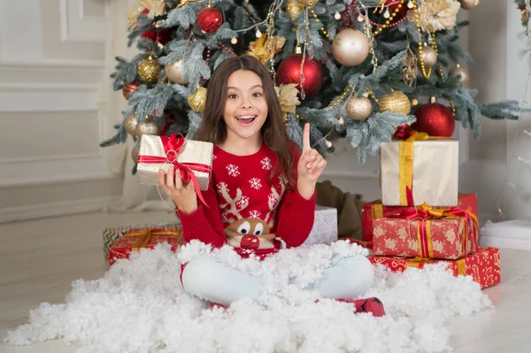 Delivery christmas gifts. happy little girl celebrate winter holiday. christmas time. happy new year. Cute little child girl with xmas present. Celebrating New Year together. she loves Christmas — Stock Photo, Image