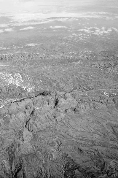 Paisagem de montanha, vista aérea. Superfície terrestre. Protecção do ambiente e ecologia. Vagueando e viajando. Foco na terra para o seu futuro — Fotografia de Stock