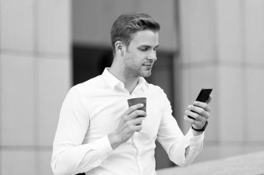 Kontrol emails. Adam sabah kentsel arka planda kahve kontrol e-postaları içer. STRAT büyük gün. İşadamı ile kahve sabah zaman rahatlatıcı. Adam yakışıklı çekici işadamı enerji ücret gerekir