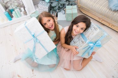 Ho Ho Ho. Noel hediyeli şirin küçük çocuklar. Mutlu küçük kız kardeşler kış tatilini kutluyor. Yılbaşı zamanı. - Aile. Mutlu yıllar. Noel hediyelerini teslim et.