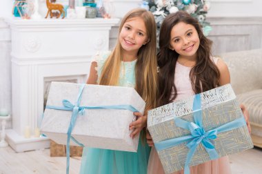 teslimat Noel hediyeleri. Yeni Yılınız Kutlu Olsun. küçük kız kız kardeş mutlu kış tatil kutlamak. Noel zamanı. Sevimli küçük çocuk kızla xmas hediyesi. Aile tatili. Bunu yapmak sağlar