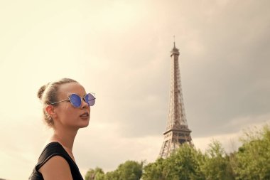 Paris, Fransa 'da Eyfel Kulesi' ne bakan bir kız