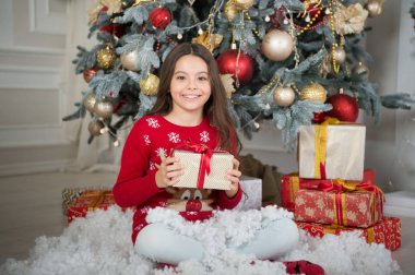 Yeni Yılınız Kutlu Olsun. Noel. Çocuk tatil keyfini çıkarın. Noel mutlu küçük kız. Xmas önce sabah. Yeni yıl tatili. küçük kız çocuk xmas hediyesi seviyor. Açılış Noel hediyesi