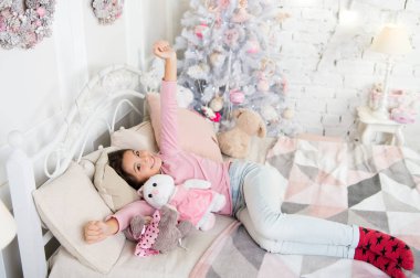 Xmas önce sabah. uyku ve rüya. Sevimli küçük çocuk kızla xmas hediyesi. mutlu küçük kız kış tatil kutlamak. Noel zamanı. Yeni Yılınız Kutlu Olsun. teslimat Noel hediyeleri