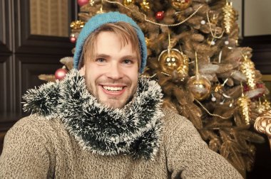 Xmas ağacı odada gülümseyen maço