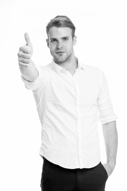 Mükemmel kalitede. Çocuk başparmak çıkar ortaya. Adam sakin yüz güvenle hazır beyaz arka plan yardımcı olmak için poz. Kıl dükkanında yardım etmek adam. Kendinden emin ve misafirperver adam dükkanı danışman görünüyor