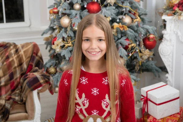 Doručení vánočních dárků. Šťastný nový rok. malé radostné holčičky oslavit Zimní dovolená. Vánoční čas. Roztomilá holčička dítě s vánočními přítomen. Bere výhody vánoční prodeje. oblíbený svetr — Stock fotografie