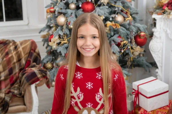 Entrega regalos de Navidad. Feliz año nuevo. Niña feliz celebrar las vacaciones de invierno. La época de Navidad. Niña linda con regalo de Navidad. Aprovechando las ventas de Navidad. jersey favorito — Foto de Stock