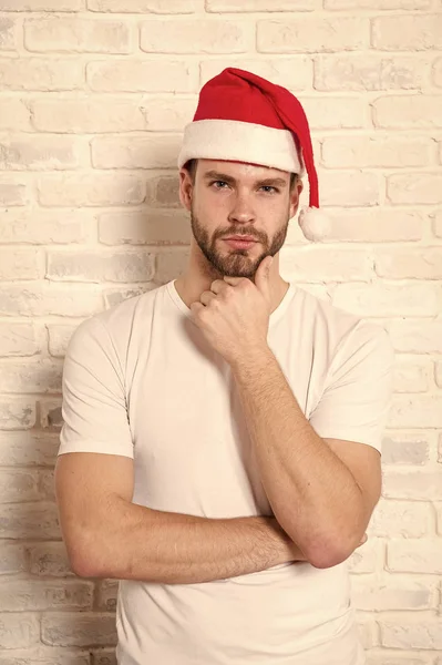 Macho dans santa chapeau toucher barbe sur la pensée visage — Photo