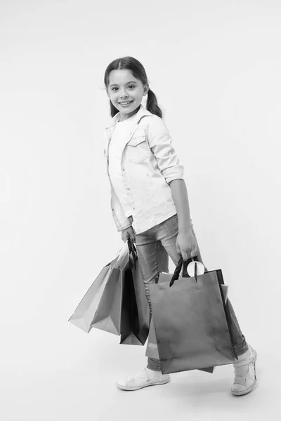 Volver a ventas y ofertas de la escuela. Volver a la temporada escolar un buen momento para enseñar presupuesto básico a los niños. La chica lleva bolsas de compras. Prepárese para la temporada escolar comprar artículos de papelería ropa de antemano —  Fotos de Stock