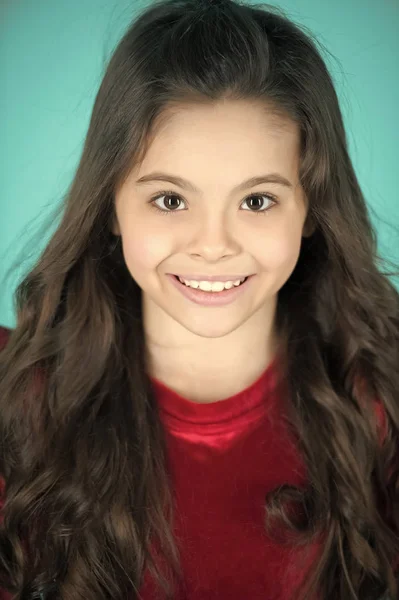 Kind Mädchen mit langen gesunden brünetten Haaren Lächeln — Stockfoto