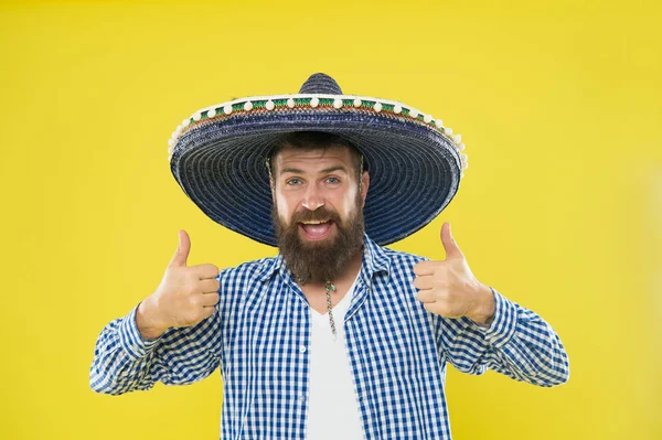 Διατηρούν την παράδοση. Μεξικάνικη guy εορταστικό ντύσιμο έτοιμοι να γιορτάσουμε. Ο άνθρωπος χαρούμενος γενειοφόρο φθορά σομπρέρο μεξικάνικο καπέλο κίτρινο φόντο. Έννοια του Μεξικού. Γιορτάζουν παραδοσιακά μεξικάνικα Ενοικιαζόμενα — Φωτογραφία Αρχείου