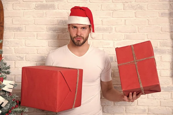 Macho en el sombrero de Navidad celebrar regalos envueltos — Foto de Stock