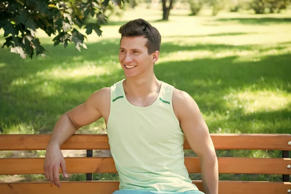 Ευτυχισμένος Αθλητικός τύπος κάθεται έξω στο φυσικό τοπίο — Φωτογραφία Αρχείου