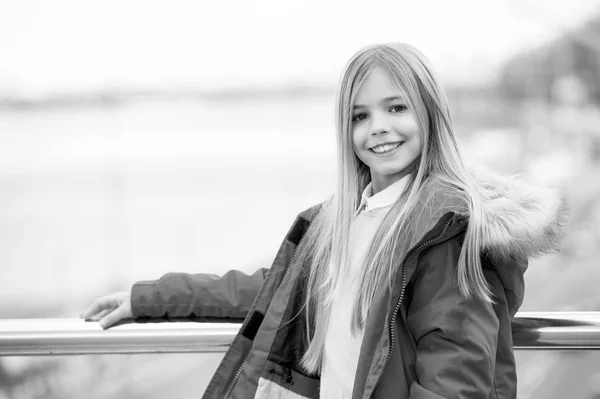 Les enfants profitent de la journée d'automne sur la rivière de la ville floue — Photo