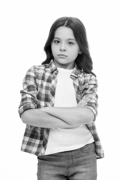 La fille garde les bras croisés isolés sur blanc. Petit enfant au visage mignon et aux cheveux bruns. Look décontracté et mode. Salon de beauté. La mode est un style de vie — Photo