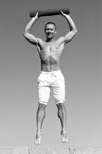 Güçlü vücut kaslı adam atlet açık havada Spor donatımı ile atlamak. Spor ve sağlık. Spor yaşam tarzı ile büyük şekil elde etmek. Amacım sağlıktır. Spor donatımı ile atletik erkek — Stok fotoğraf