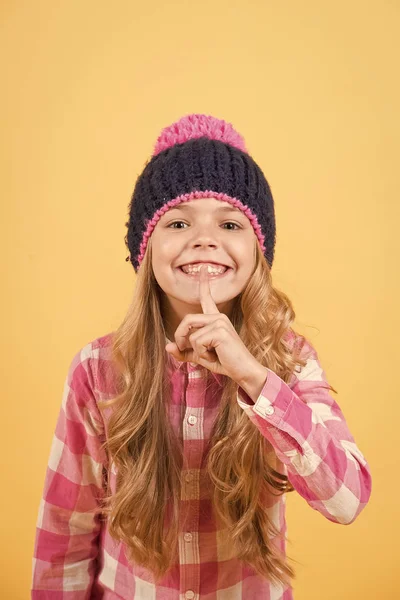 Criança com cabelo loiro longo colocar o dedo nos lábios — Fotografia de Stock