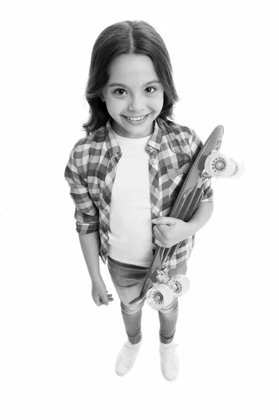 Фонд скейтбордингу. Дівчинка щаслива носить дошку копійки. Дитина любить скейтбординг з дошкою копійки. Сучасне підліткове хобі. Як кататися на скейтборді. Дівчина щасливе обличчя несе пенні дошку білого фону — стокове фото