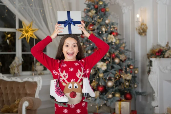 配信クリスマス プレゼント。明けましておめでとう。幸せな少女は、冬の休日を祝います。冬の休日の販売。クリスマスの時期。クリスマス プレゼントにかわいい子女の子 — ストック写真