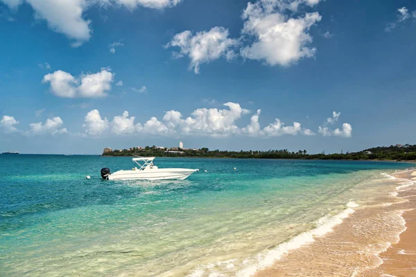 Barco na água do mar em Philipsburg, St Maarten — Fotografia de Stock