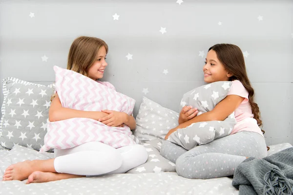 Sisters communication. Sisters communicate while relax in bedroom. Family time. Children relax and having fun in evening. Sisters leisure. Girls in cute pajamas spend time together in bedroom — Stock Photo, Image