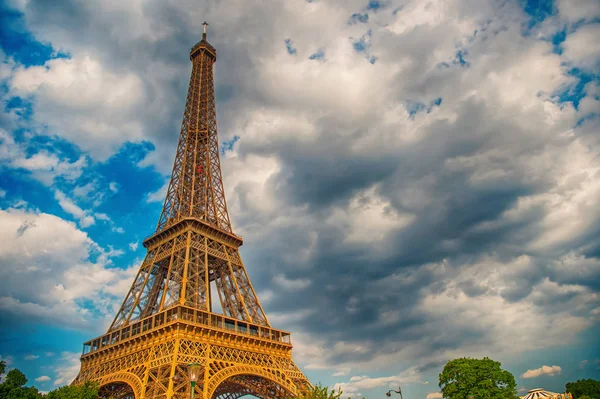 Eiffeltoren bij zonsondergang in Parijs, Frankrijk. HDR romantische reizen achtergrond. — Stockfoto