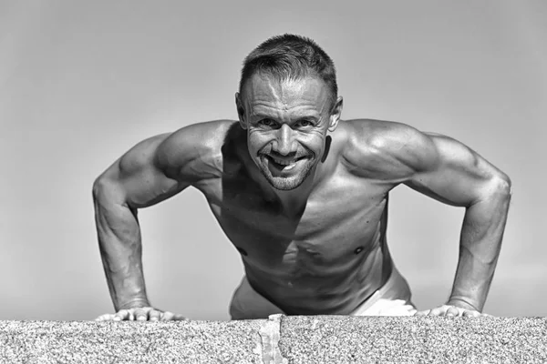 Každodenní cvičení koncept. Push up challenge. Muž motivovaná cvičení venku. Sportsman zvyšuje jeho sílu push up cvičení. Zlepšete vytrvalost push up. Muž shirtless praxi tlačit nahoru — Stock fotografie