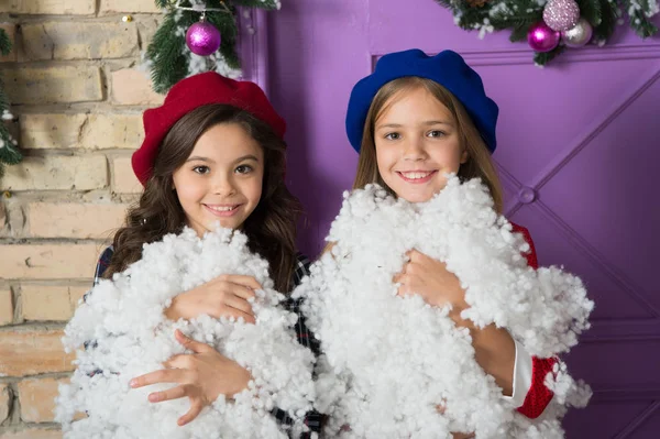 Diversión invernal. Niños pequeños con nieve artificial. Chicas pequeñas con decoración navideña. Los niños felices celebran la Navidad y el año nuevo. Juegos infantiles en vacaciones de invierno. El invierno es fresco — Foto de Stock