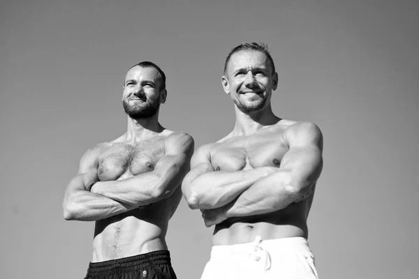 Sentez votre confiance. Les gars qui posent le ventre musclé. Sport et soins du corps. Les hommes musclés ont l'air confiants. Hommes sexy torse musculaire debout, noir et blanc. Hommes corps musculaire posant en toute confiance — Photo