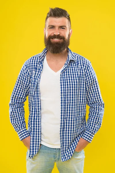 Barbudo y feliz. Aspecto hipster. Barba de moda y concepto de barbero. Hombre barbudo rústico hipster elegante barba fondo amarillo. Las puntas de barbero mantienen la barba. Barba y bigote con estilo cuidado — Foto de Stock