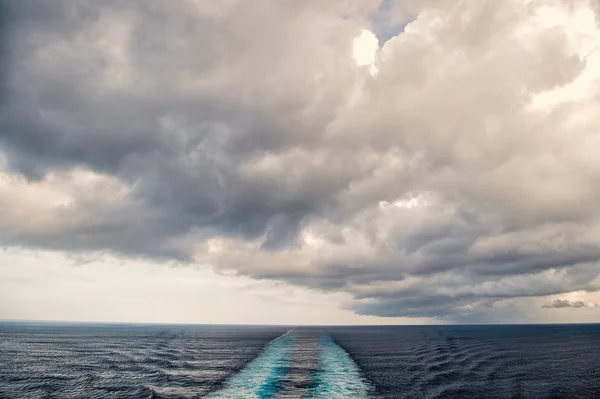 Traço de navio na água com céu nublado — Fotografia de Stock