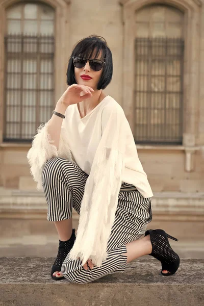 Mulher com cabelo morena, lábios vermelhos em óculos de sol em Paris — Fotografia de Stock