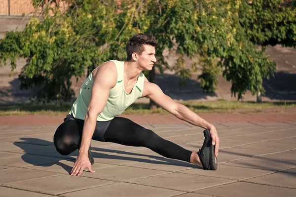 Atleet training op zonnige zomer dag in de buitenlucht — Stockfoto