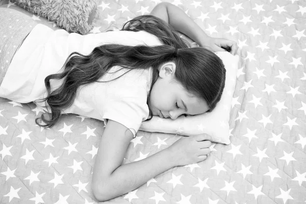 Sogni d'oro. Ragazza bambino capelli lunghi addormentarsi sul cuscino da vicino. La qualità del sonno dipende da molti fattori. Scegli il cuscino giusto per dormire bene. Ragazza dorme su poco cuscino biancheria da letto sfondo — Foto Stock