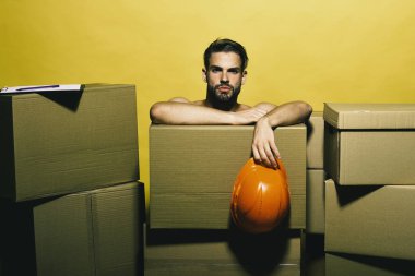 Cinsellik ve hareketli kavramı. Maço ciddi bir yüz ile kask tutar.