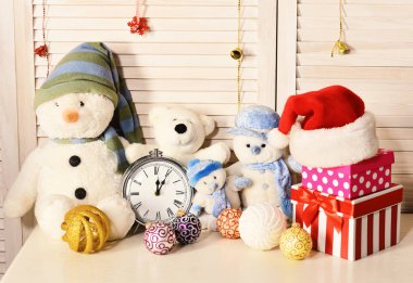 Oyuncaklar ahşap duvardaki büroya yerleştirildi.