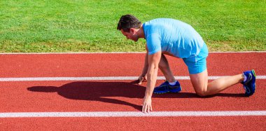 Zafer için çaba. Yetişkin runner yarış Stadyumu'nda hazırlayın. Nasıl yayınlanmaya başlaması. Spor motivasyon kavramı. Adam atlet runner standı düşük başlangıç pozisyonu stadyum yolu güneşli bir gün. Runner gitmeye hazır