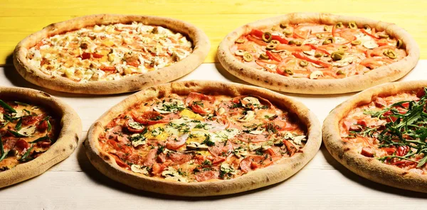 Pizza italiana y pizzería. Llevar la comida con varios ingredientes —  Fotos de Stock