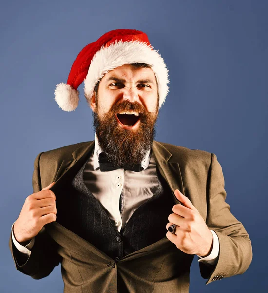 Homme avec barbe en costume intelligent et chapeau de Père Noël. — Photo