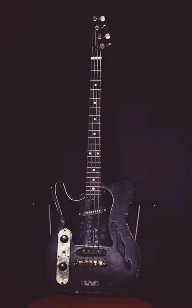 Musik und Hard Rock Konzept. Gitarre in tiefschwarzer Farbe — Stockfoto