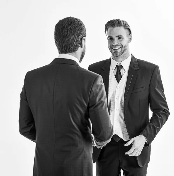 Чоловіки в костюмах або ділові партнери говорять на білому тлі . — стокове фото