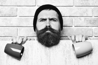 Kâğıt çarşaf ve fincanlarla vahşi beyaz hippi sakallı.